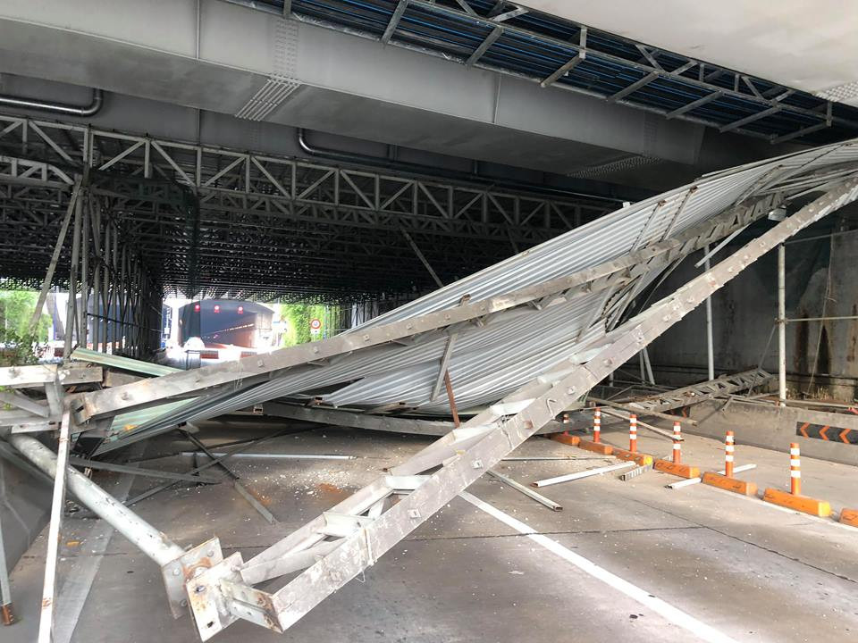 Rất may sự việc xảy ra vào sáng sớm, có ít phương tiện qua lại. Tuy nhiên sự cố đã làm hầm vượt sông Sài Gòn tê cứng, phương tiện không thể di chuyển qua đây.