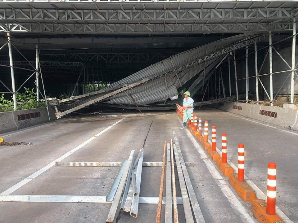 Các công nhân tích cực làm việc để hầm được sớm thông xe.