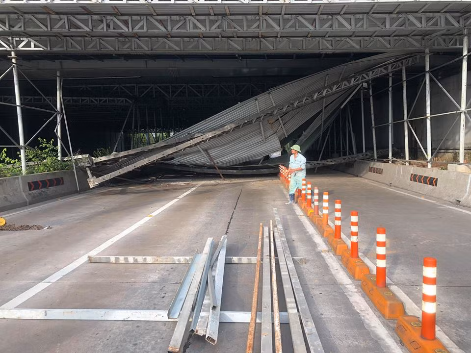 Các công nhân tích cực làm việc để hầm được sớm thông xe.