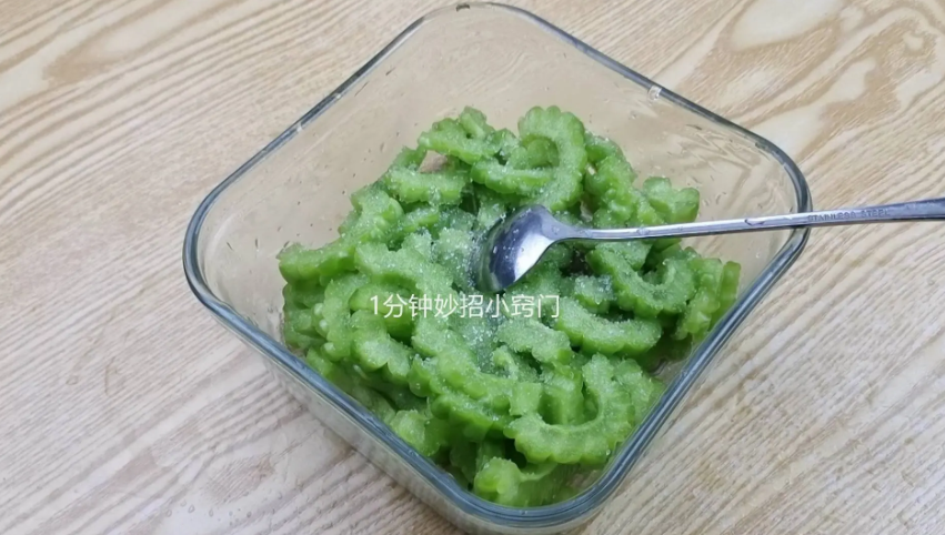 Nếu bạn thích ăn ngọt cũng có thể rắc một ít đường trắng vào, dùng vị ngọt của đường để trung hòa vị đắng trong khổ qua.