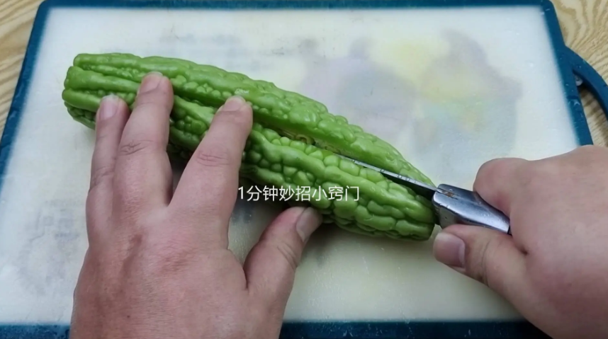 Trước tiên, bạn rửa sạch mướp đắng, cắt bỏ phần đầu và đuôi, sau đó cắt đôi khổ qua để lấy "nguồn đắng" ra ngoài.