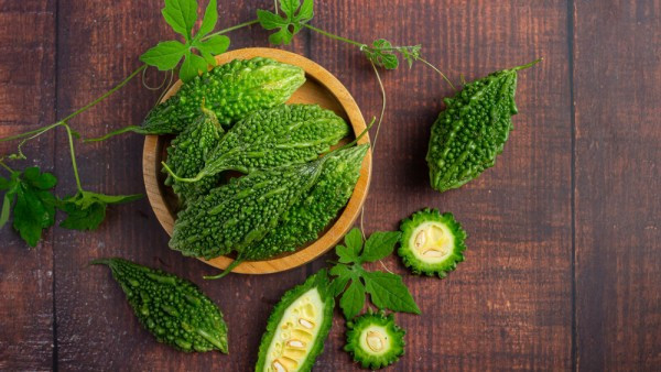 Thông thường, chúng ta có thể chần mướp đắng trong nước sôi để loại bỏ axit oxalic dư thừa trên mướp đắng.