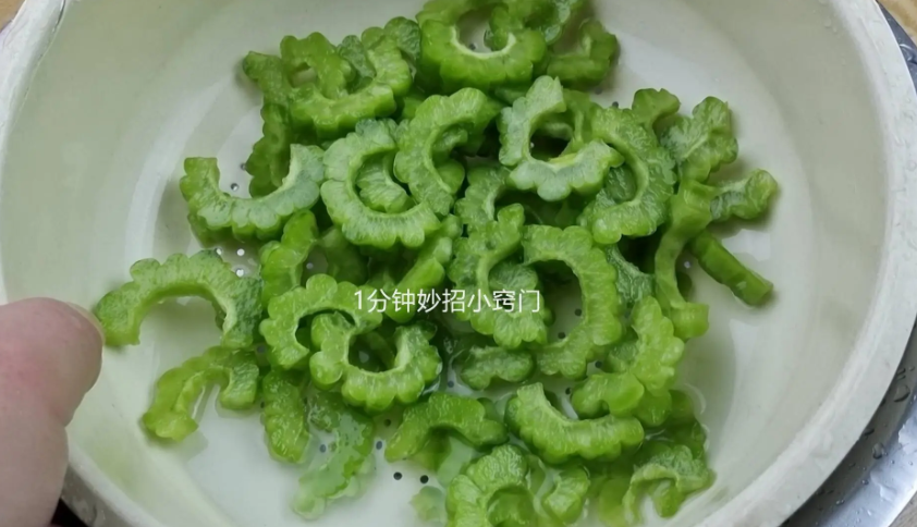 Sau 10 phút, bạn cho số mướp đắng trên vào nước sạch và rửa lại để loại bỏ cặn muối trên khổ qua. Mướp đắng sau khi ngâm với muối còn có vị giòn hơn.