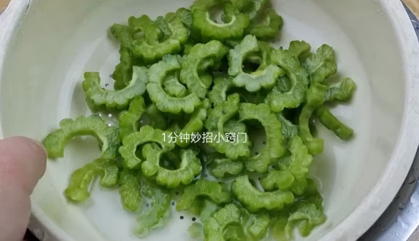 Sau 10 phút, bạn cho số mướp đắng trên vào nước sạch và rửa lại để loại bỏ cặn muối trên khổ qua. Mướp đắng sau khi ngâm với muối còn có vị giòn hơn.