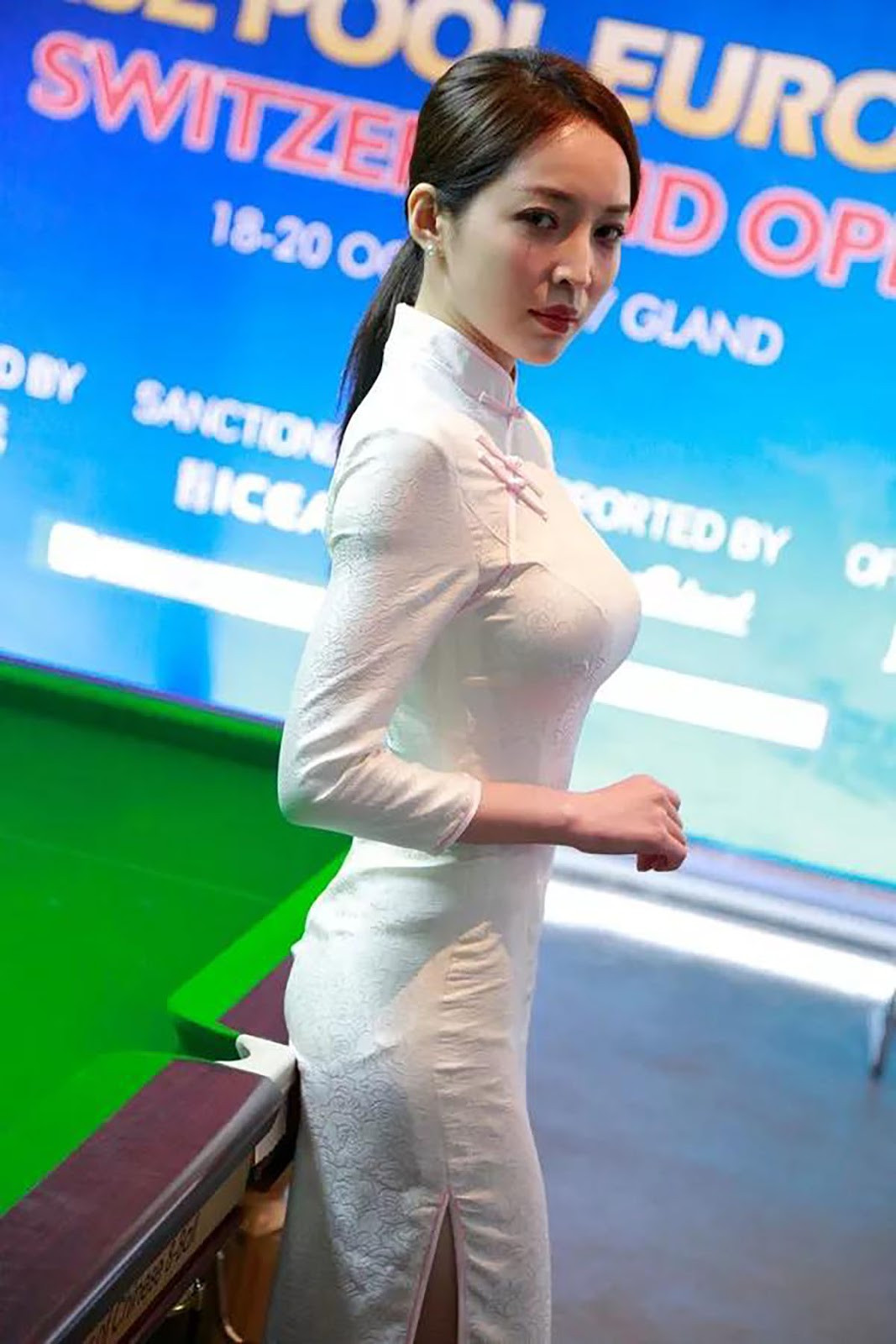 Rất nhiều trang tin và cư dân mạng ‘tung’ lời có cánh để khen ngợi ngoại hình nổi bật của Wang Zhongyao, điển hình như "Nữ trọng tài đẹp nhất Trung Quốc", “Nữ trọng tài quyến rũ nhất”, “nữ thần thể thao Trung Quốc”…