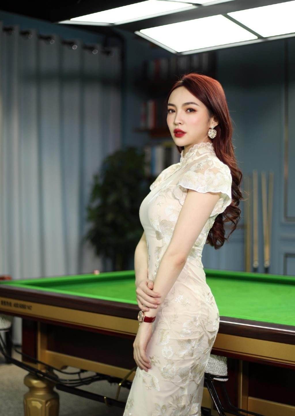 Được biết, Wang Zhongyao sinh năm 1993 và cô nàng bén duyên với bộ môn billiards ngay từ khi còn học cấp 3.