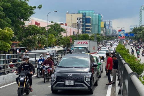 3 ô tô va chạm liên hoàn, cửa ngõ sân bay Tân Sơn Nhất ùn ứ 3 o to va cham lien hoan, cua ngo san bay Tan Son Nhat un u