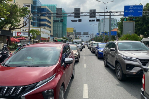 3 ô tô va chạm liên hoàn, cửa ngõ sân bay Tân Sơn Nhất ùn ứ - Hình 2 3 o to va cham lien hoan, cua ngo san bay Tan Son Nhat un u-Hinh-2