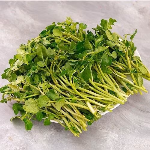 Lợi ích sức khỏe của cải xoong: Cải xoong có nhiều chất chống oxy hóa và vitamin. Chuyên gia dinh dưỡng của MyFitnessPal , Stephanie Nelson, giải thích: “Cải xoong thuộc họ rau cải, bên cạnh bông cải xanh, súp lơ trắng và cải Brussels. 