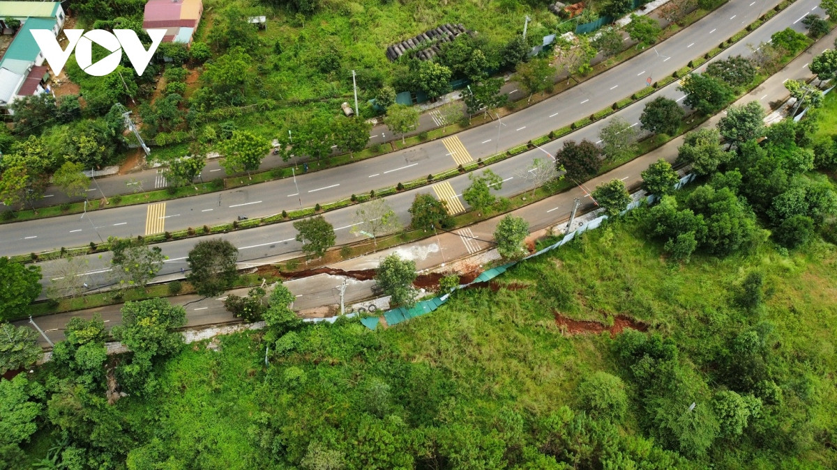 Phat hien dong chay ngam duoi doan sut lun duong Ho Chi Minh qua Dak Nong-Hinh-2