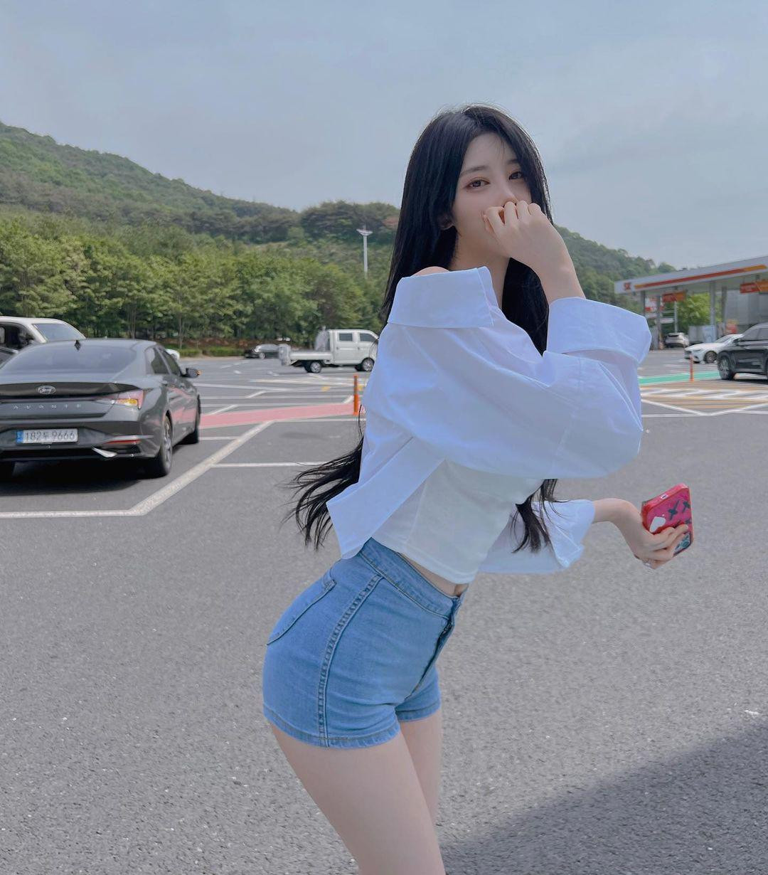 Trên trang mạng xã hội cá nhân, Sarah cũng thường xuyên chia sẻ bí kíp mặc đẹp tới fans, được nhiều người áp dụng hiệu quả. Theo đó, người đẹp này cho hay không nên chọn những trang phục có chi tiết cầu kỳ, nên chọn những thiết kế, màu sắc đơn giản, quan trọng là phù hợp với vóc dáng và phải biết phối đồ theo tỷ lệ trên ngắn - dưới dài, trên rộng dưới bó và ngược lại,... với những kiểu dáng xuyên thấu hoặc ôm sát body phải khéo chọn nội y sao cho phù hợp.