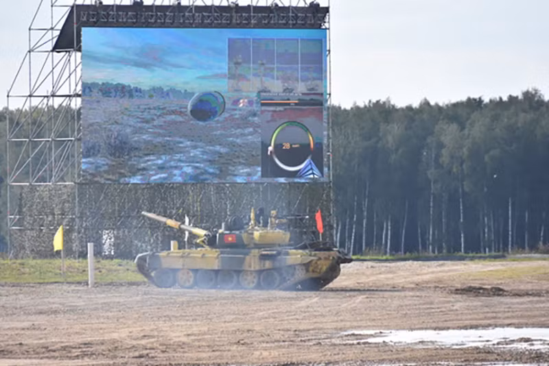 Chiều 6/8 (theo giờ địa phương), tại thao trường Alabino, ngoại ô Moscow, Nga, kíp lái số 2 của Đội tuyển Xe tăng Việt Nam bước vào ngày thi đấu thứ 2 của giải đua tăng Tank Biathlon, cùng với các đội Cuba, Angola và Sudan. Nguồn ảnh: Quân đội Nhân dân