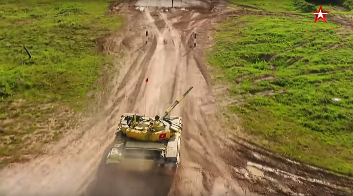 Nếu kíp nào về đích trong thời gian ngắn nhất sẽ giành thắng lợi, không tính việc bắn trúng bao nhiêu mục tiêu. Vì ở môn thi này, nếu bắn trượt mục tiêu sẽ bị phạt chạy thêm 500m, vì vậy thời gian thi sẽ bị kéo dài hơn. Nguồn ảnh: Zvezda.