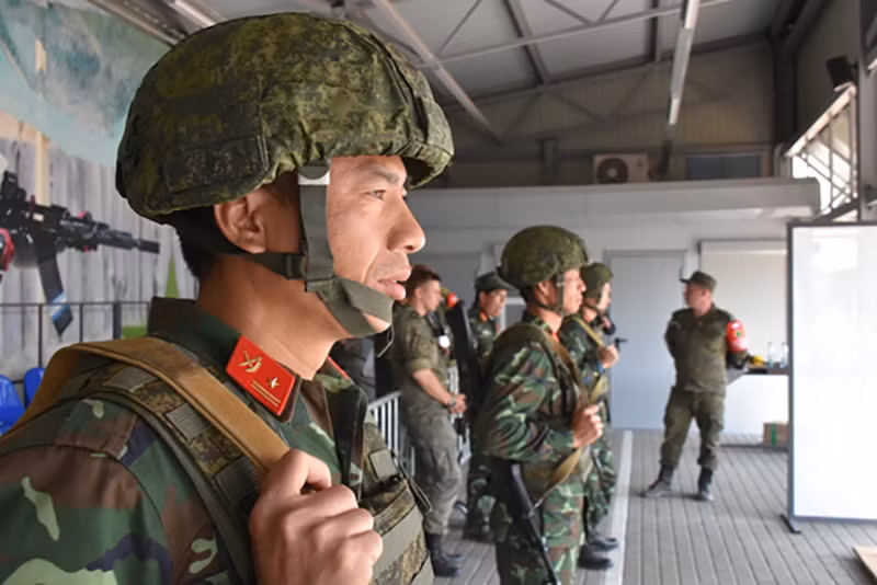 Bắn súng là giai đoạn đầu tiên của môn thi Bếp Dã chiến bao gồm 3 giai đoạn: Thi bắn súng; thi nấu ăn-làm bánh theo thực đơn tự chọn và thi nấu ăn - làm bánh theo thực đơn yêu cầu của Ban tổ chức. Ở lần đầu tiên tham gia Army Games vào năm 2018, Đội tuyển đã lập thành tích bất ngờ khi xếp thứ nhì ở nội dung bắn súng với 101 điểm, xếp sau đội Trung Quốc (114 điểm). Nguồn ảnh: Quân đội Nhân dân