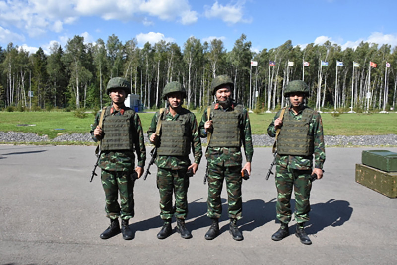 Cũng trong ngày 6/8, Đội tuyển Bếp dã chiến Việt Nam bước vào nội dung thi bắn súng AK-74, cự ly 100m tại Belarus. Các anh nuôi của Đội tuyển Bếp Dã chiến Quân đội nhân dân Việt Nam đã chứng tỏ không chỉ là người lính hậu cần nuôi quân giỏi, mà còn là những xạ thủ cừ, khi vượt lên thành tích thi đấu ở Army Games năm ngoái. Nguồn ảnh: Quân đội Nhân dân