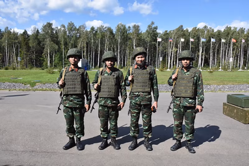 Cũng trong ngày 6/8, Đội tuyển Bếp dã chiến Việt Nam bước vào nội dung thi bắn súng AK-74, cự ly 100m tại Belarus. Các anh nuôi của Đội tuyển Bếp Dã chiến Quân đội nhân dân Việt Nam đã chứng tỏ không chỉ là người lính hậu cần nuôi quân giỏi, mà còn là những xạ thủ cừ, khi vượt lên thành tích thi đấu ở Army Games năm ngoái. Nguồn ảnh: Quân đội Nhân dân