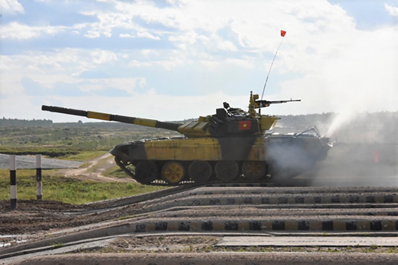 Các kíp xe sẽ phải vượt qua 9 chướng ngại vật bao gồm đường dích dắc, sông cạn, dốc cao, hào chống tăng, bãi mìn, cầu vệt bằng, vật cản gồ ghề, vách đứng, vách nghiêng. Trong quá trình hành tiến và vượt các vật cản, kíp xe sẽ phải bắn các mục tiêu mô phỏng xe tăng, trực thăng, bộ binh đối phương, sau đó đua tốc độ trên các địa hình khác nhau để về đích. Nguồn ảnh: Quân đội Nhân dân