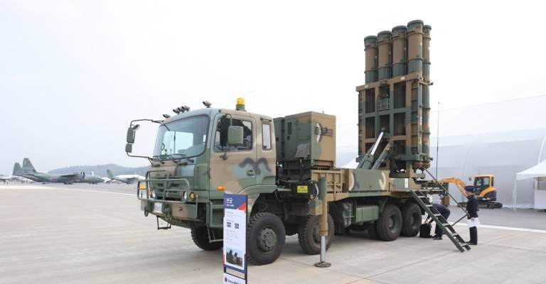 Một hệ thống L-SAM hoàn thiện gồm: radar mảng pha quét điện tử chủ động (AESA) để phát hiện mục tiêu, trạm điều khiển trung tâm có nhiệm vụ điều phối và bệ phóng tên lửa 4 ống đặt trên xe tải.