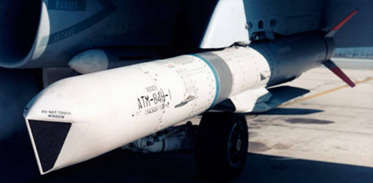 Chỉ khi đến gần khu vực mục tiêu đã được đánh dấu, SLAM-ER mới kích hoạt cảm biến ảnh nhiệt, sử dụng thuật toán so sánh hình ảnh được cung cấp trước khi phóng với thực địa để xác định vị trí hợp lý chờ lệnh công kích.