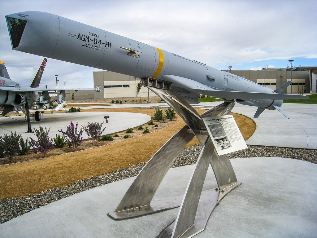 Các tàu chở dầu, tàu chiến hay cơ sở lọc hóa dầu nằm của Iran nằm sát bờ biển có thể sẽ bị phá hủy hoàn toàn nếu Saudi Arabia quyết định tung bộ đôi tiêm kích F-15SA và tên lửa AGM-84H SLAM-ER vào trận.