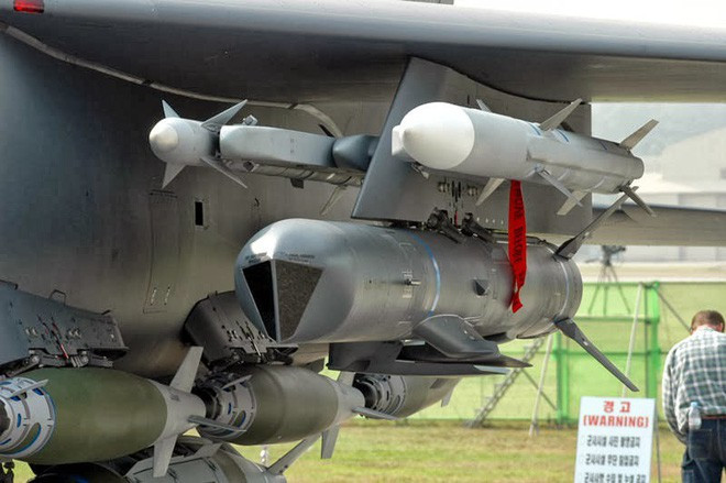 Ngoài ra, thông tin mục tiêu cũng có thể gửi lại từ SLAM-ER để chia sẻ cho các máy bay khác hoặc UAV giúp tăng khả năng gây thiệt hại cho lực lượng đối phương.