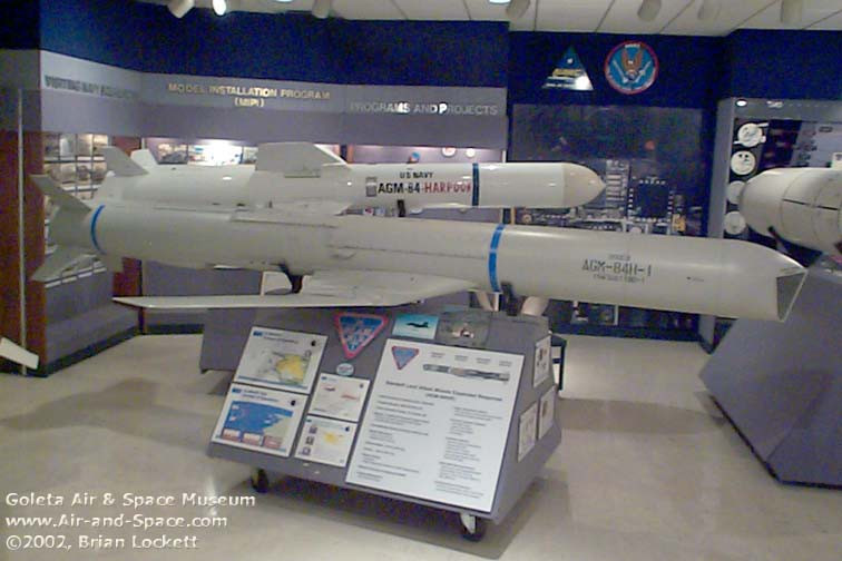 Nhờ được trang bị bộ tìm kiếm hình ảnh nhiệt, hệ thống dẫn đường quán tính hiệu chỉnh theo dữ liệu theo NAVSTAR và ATA (xác định mục tiêu tự động) cho giai đoạn cuối chuyến bay mà SLAM-ER được đánh giá là tên lửa có độ chính xác cao nhất của Mỹ.