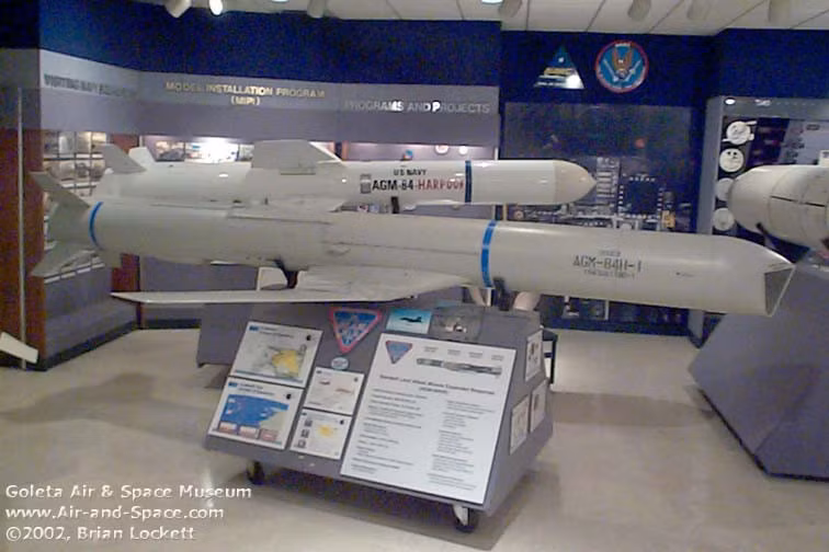 Nhờ được trang bị bộ tìm kiếm hình ảnh nhiệt, hệ thống dẫn đường quán tính hiệu chỉnh theo dữ liệu theo NAVSTAR và ATA (xác định mục tiêu tự động) cho giai đoạn cuối chuyến bay mà SLAM-ER được đánh giá là tên lửa có độ chính xác cao nhất của Mỹ.