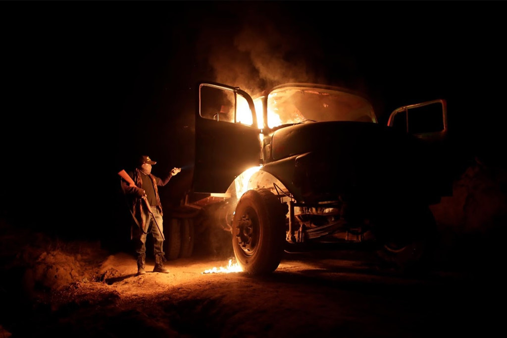 "Những người có trách nhiệm thực thi pháp luật và bảo vệ đất của thổ dẫn đang không làm nhiệm vụ của họ. Chúng tôi giờ đây có nhiệm vụ tự bảo vệ đất đai của mình", Olimpio Guajajara, thủ lĩnh nhóm tuần tra Guajajara, nói. Theo thống kê, hơn 6.000 km2 diện tích rừng Amazon đã bị phá hủy trong năm 2019, gấp đôi so với số liệu cùng thời kỳ của năm 2018. Ảnh: Reuters.