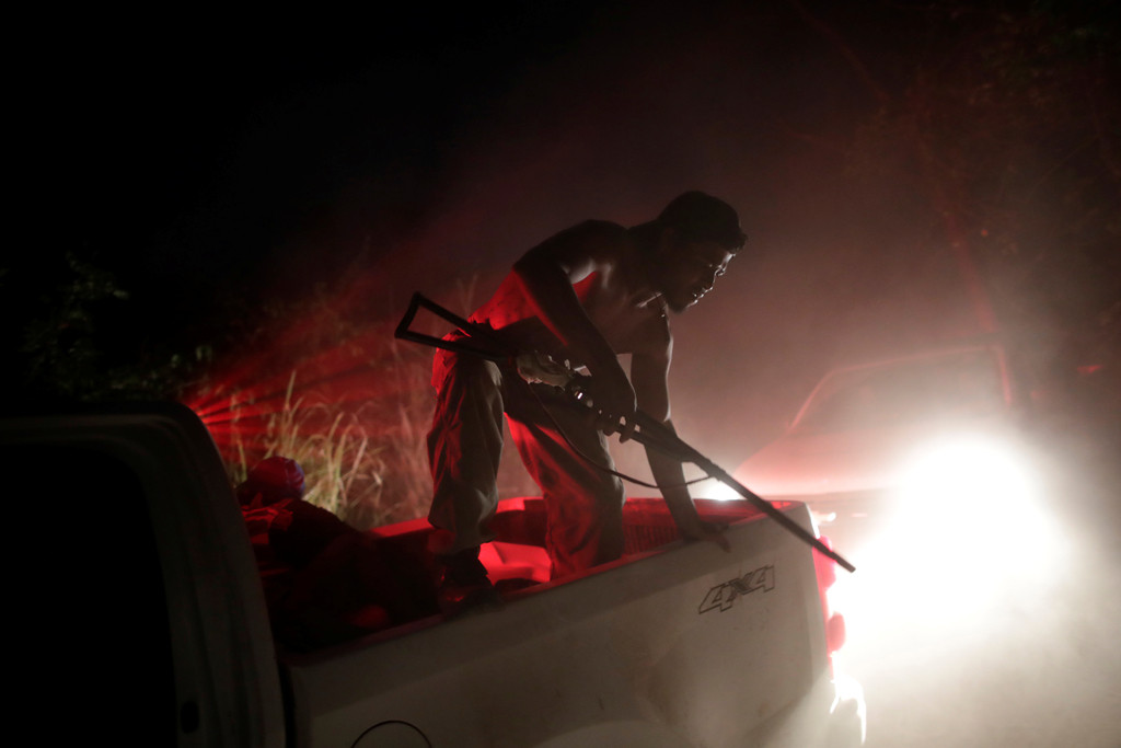 Nhóm người Guajajara nhanh chóng di chuyển tới một vị trí trọng yếu trên hệ thống đường giao thông, vào vị trí ẩn nấp và chờ đợi. Với trang bị là súng trường và súng lục, đội tuần tra sẽ phục kích ngay khi xe tải của lâm tặc dừng lại, vô hiệu hóa những kẻ khai thác trái phép, đưa chúng và thiết bị tới đồn cảnh sát gần nhất, cách đó hàng trăm km. Ảnh: Reuters.