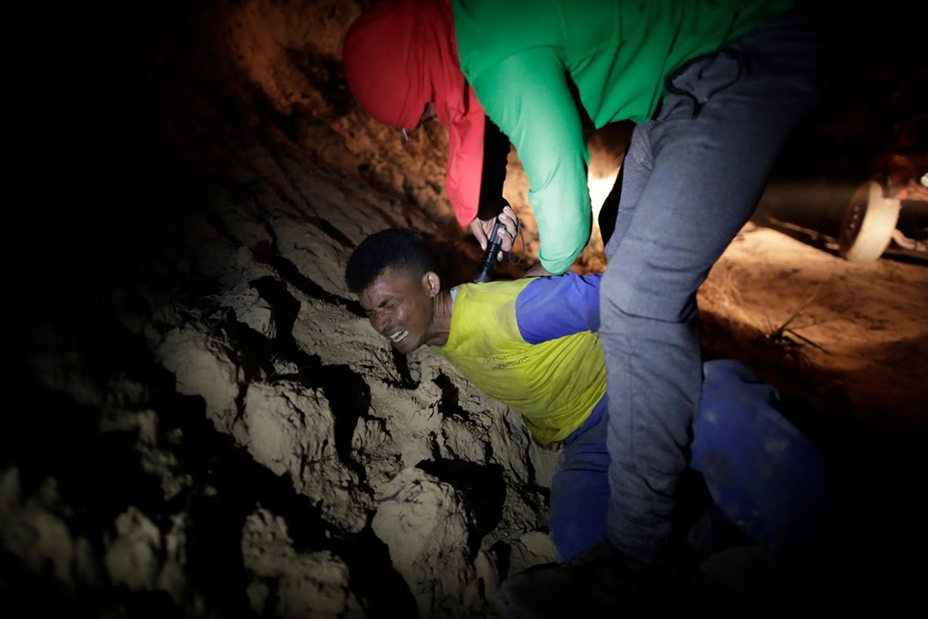 Lâm tặc và những người chủ trang trại đã chặt phá rừng và xâm lấn vào cả lãnh thổ của người Guajajara trong nhiều năm qua. Tuy nhiên, từ năm 2012, khi lực lượng "Vệ binh của rừng già" được thành lập, ước tính hoạt động chặt phá rừng trái phép đã giảm 50% tại khu vực này. Nỗ lực bảo vệ các khu rừng của những nhóm bộ lạc đã gây được tiếng vang trong thời gian qua, trong bối cảnh rừng rậm Amazon bị phá hủy nghiêm trọng. Ảnh: Reuters.