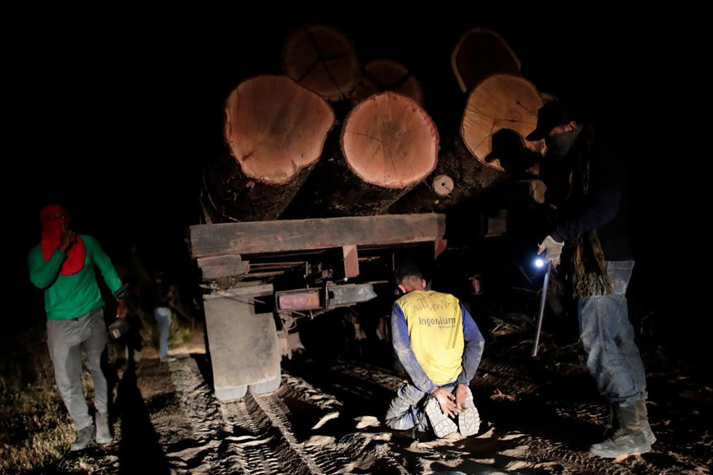 Khi các xe tải chở gỗ khác đến vị trí mai phục, nhóm tuần tra của bộ tộc Guajajara nhanh chóng phong tỏa con đường, không để cho những chiếc xe này chạy thoát. Sau cuộc đọ súng, những kẻ lâm tặc phải bỏ xe và chạy trốn vào rừng. Ảnh: Reuters.