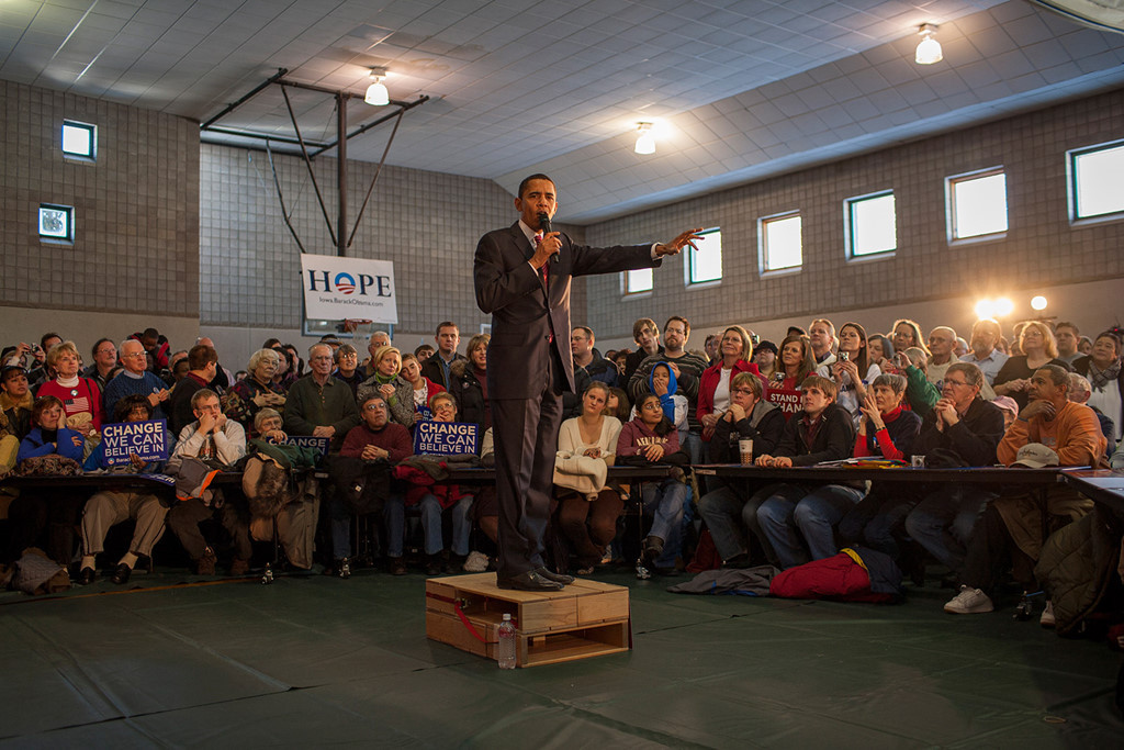 Khi nhiếp ảnh gia Callie Shell lần đầu gặp ông Barack Obama vào năm 2004 - khi đó ông là thượng nghị sĩ bang Illinois đang chạy đua vào thượng viện Mỹ - bà lập tức cảm thấy có điều đặc biệt. Bà bị choáng ngợp bởi đám đông cuồng nhiệt vây quanh ông, cách ông nói đùa, khiến bất cứ ai đều cảm thấy thoải mái. Trở về, bà nói với biên tập viên của mình tại tạp chí Time, cũng như với chồng rằng: Người đàn ông ấy một ngày nào đó sẽ tranh cử tổng thống, theo CNN. (Ảnh trên: Ông Obama đứng trên một thùng gỗ nói với đám đông tại Davenport, bang Iowa, vào tháng 1/2008).