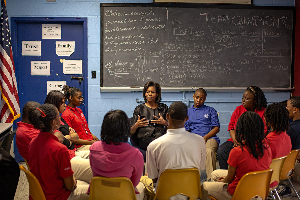 Bức ảnh này được chụp lại sau khi phóng viên đã rời đi. Bà Michelle ngồi nói chuyện với các học sinh của trường trung học Anacostia tại thủ đô Washington, D.C., vào ngày 19/3/2009. Các em đã đặt ra nhiều câu hỏi, bao gồm cả việc bà Michelle có tự trang điểm hay không. Đệ nhất phu nhân Mỹ sau đó quay lại trở lại ngôi trường này trong lễ tốt nghiệp năm 2010.