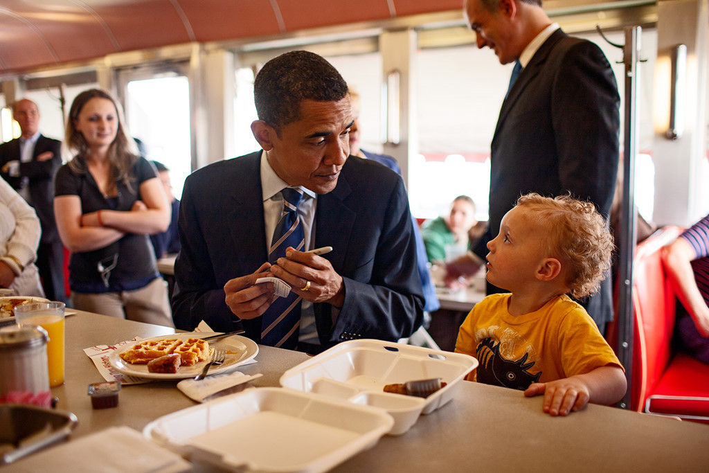 Cả ông Obama và bà Shell đều thích trẻ con và thường xuyên nói về chuyện họ nhớ con như thế nào khi xa nhà. Khi ông Obama đắc cử, bà Shell được đề nghị làm nhiếp ảnh gia chính thức của Nhà Trắng, nhưng bà từ chối vì không muốn xa con cái thêm nữa. Trước đó, bà từng có 8 năm làm nhiếp ảnh gia chính thức của Al Gore khi ông là phó tổng thống. (Trong ảnh, ông Obama ngồi cùng bé Daniel Van Dusky khi ăn sáng tại Pennsylvania vào ngày 21/4/2008).