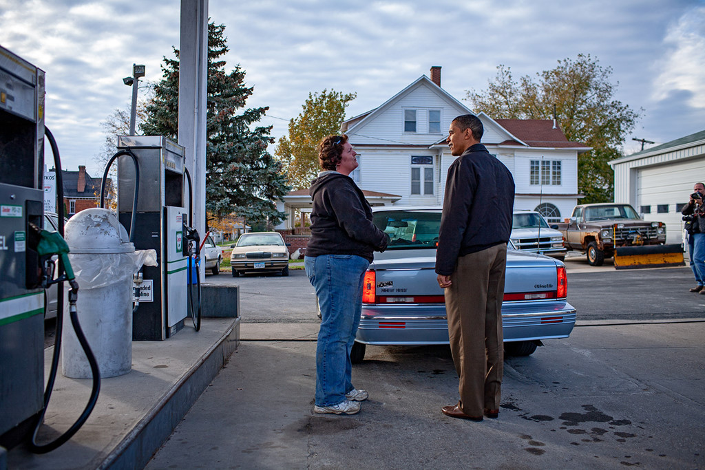 Bà Shell nói bà ấn tượng với sự chân thành mà ông Obama dành cho các cử tri. "Ông ấy luôn nói 'Vậy quý vị đã nghe được gì về tôi?'", bà nói. "Ông ấy biết rằng ông phải nói xin chào tới mỗi một người... Tôi không nói là bạn phải hứa hẹn với cả thế giới, nhưng họ muốn biết bạn có thể liên quan đến nhu cầu của họ. Và ông ấy làm rất tốt chuyện đó. Ông nắm tay mọi người và lắng nghe". (Trong ảnh, ông Obama dừng lại nói chuyện với một phụ nữ ở cây xăng ở Iowa trong khi đi vận động tranh cử tổng thống).