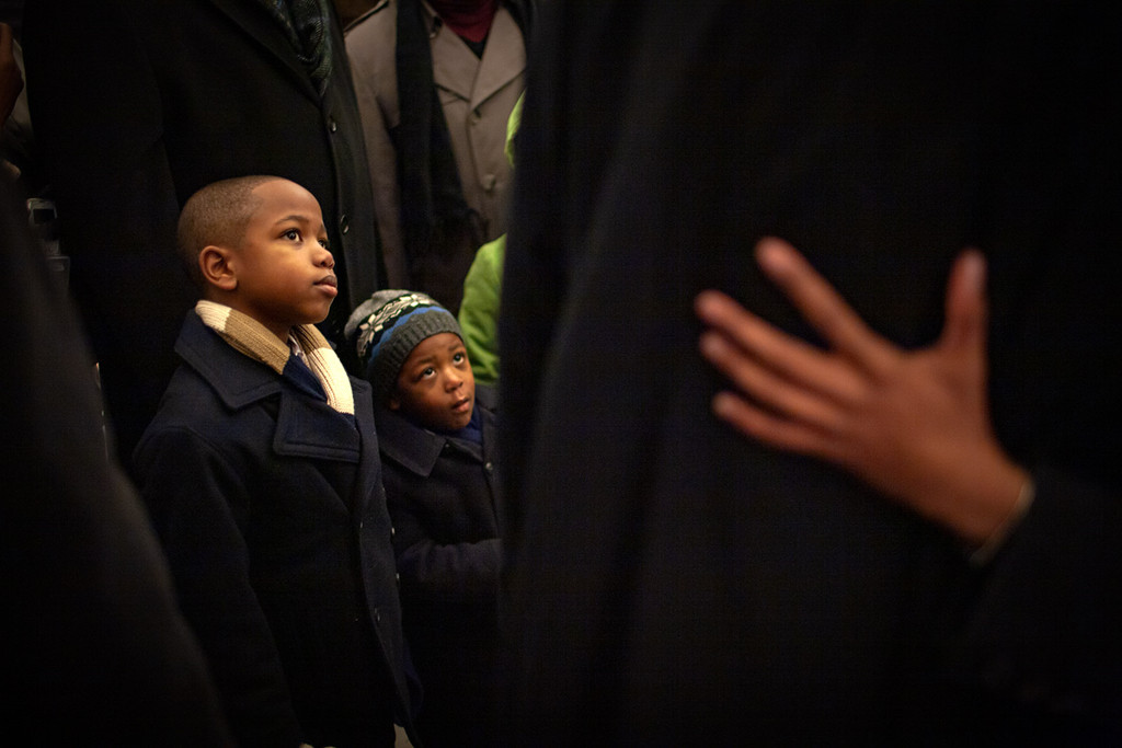 Những đứa trẻ này đi cùng bà của chúng đến cuộc mít tinh tại Columbia, bang South Carolina, ngày 21/1/2008 để gặp ông Obama. "Bà ấy nói 'Ôi lạy Chúa, cô không biết điều này có ý nghĩa thế nào với bọn trẻ đâu, nhìn thấy một người da màu tranh cử tổng thống và có thể giành chiến thắng'", nhiếp ảnh gia nhớ lại.