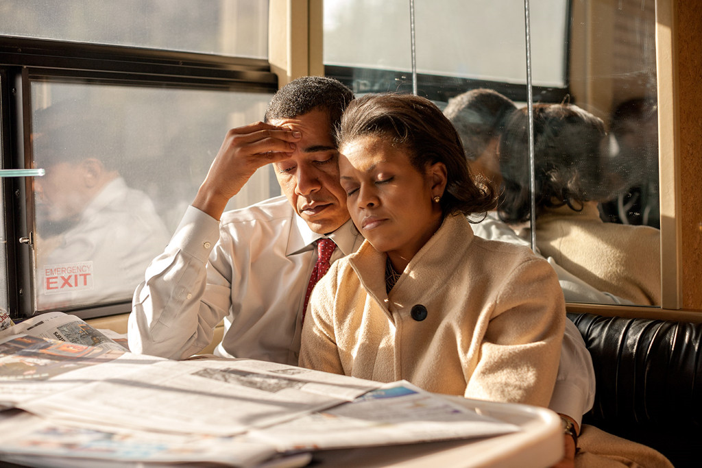 Trong vòng 15 năm tiếp theo, bà đã chụp hàng nghìn tấm ảnh về ông Obama cùng gia đình, đặc biệt là về hành trình đưa ông tới Nhà Trắng. Mới đây, bà đã ra mắt cuốn sách mới Hope, Never Fear: A Personal Portrait of the Obamas (Hy vọng, không bao giờ sợ hãi: Chân dung cá nhân nhà Obama), tập hợp hơn 100 tấm ảnh về vợ chồng cựu tổng thống, bao gồm nhiều tấm "hậu trường" và chưa bao giờ được công bố. (Ảnh trên: Ông Obama và vợ, bà Michelle Obama, tranh thủ nghỉ ngơi trên "xe chiến dịch" trong mùa tranh cử vào tháng 1/2008. Trước đó, họ chia ra đi vận động bầu cử cả tuần ở những địa điểm khác nhau).