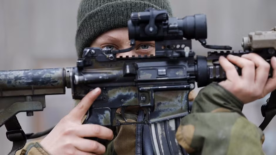 Trong giai đoạn giữa những năm 1980, Na Uy trở thành một trong những nước đầu tiên trong NATO cho phép phụ nữ hoạt động trong tất cả các vị trí chiến đấu mặc dù số người thực sự đảm nhiệm việc này vẫn còn thấp. Khi đó, dù phụ nữ được phép đăng kí gia nhập lực lượng đặc nhiệm nhưng lại không có ai tham gia. Trong khi đó, Mỹ và Anh chỉ mới bắt đầu gỡ bỏ giới hạn cho phụ nữ đăng ký vào các đơn vị chiến đấu thời gian gần đây. Tuy vậy, các binh sĩ đặc nhiệm tại Mỹ lại tỏ ra đặc biệt chống đối với những thay đổi này.