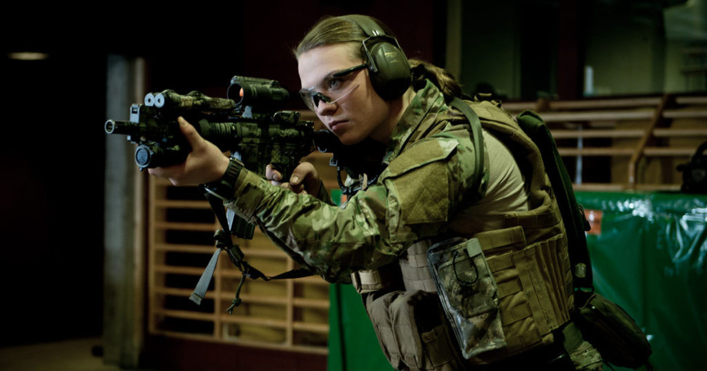 Nguyên nhân chính là do họ cho rằng các nếu có phụ nữ gia nhập, độ khắt khe của những tiêu chuẩn sẽ giảm đi và làm ảnh hưởng đến sự gắn kết trong đội. Thêm vào đó, các đấng mày râu còn than phiền về những ảnh hưởng đáng lo ngại của hội chứng tiền kinh nguyệt (PMS), phải đối mặt với sự phàn nàn, nghi kỵ của vợ hay những phiền phức của việc chia khu nhà ở.