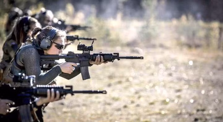 Phần lớn các thành viên của đội đặc nhiệm toàn nữ Jegertroppen đều là những vận động viên ưu tú của các trường trung học. Ngoài sức khỏe thể chất, họ còn sở hữu nhiều điểm mạnh khác. Cô Venderla, 22 tuổi, người vượt qua khóa huấn luyện năm 2016, nhận định: "Phụ nữ có suy nghĩ sáng tạo. Đàn ông chỉ làm những thứ họ phải làm. Có thể chúng tôi tốt hơn trong việc nhìn ra giải pháp khác hay hơn".