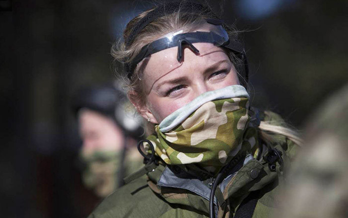 Với giọng nói điềm tĩnh nhưng tràn đầy niềm tin, cô gái Jannike cho biết ở đất nước yên bình như Na Uy, rất khó để cô giữ được suy nghĩ rằng họ đang thật sự "học để giết chóc". "Nhưng tôi sẽ cố gắng vì đó là những gì chúng tôi đang thật sự được huấn luyện" - Jannike khẳng định.