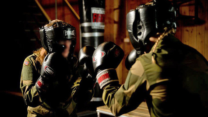 Jannike tiết lộ phần huấn luyện khó nhất cho đến nay chính là "tuần lễ địa ngục". Đây là một cuộc kiểm tra tâm lý và sức mạnh thể chất, bao gồm hoạt động hành quân cường độ cao suốt nhiều ngày mà lại có rất ít thức ăn và nước uống. "Họ muốn kiểm tra xem bạn có thể xử lý áp lực khi kiệt quệ hay không" - cô gái 19 tuổi nói.