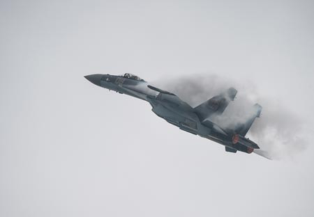 Khả năng cơ động cao, kho vũ khí cực mạnh, hệ thống điện tử tối tân, tiêm kích Su-35 được coi là “con quái thú” trên bầu trời, đủ sức đương đầu với tiêm kích thế hệ thứ 5 của đối thủ.