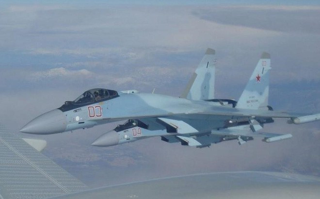 Su-35 phiên bản sản xuất đại trà đã bỏ đi cánh mũi và cánh tà hãm tốc độ từ thiết kế ban đầu để hạn chế độ phản hồi radar.