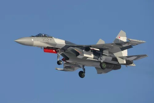 Su-35 có tốc độ tối đa 2.390km/h, tầm bay 3.900km và đạt trần hoạt động cao tới 18.000 m.