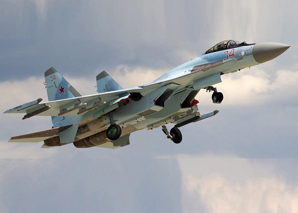 Về kích thước Su-35 dài 21,9m, cao 5,9m, sải cánh 15,3m. Trọng lượng rỗng 17,5 tấn, tải trọng cất cánh tối đa 34,5 tấn. Su-35 có 12 điểm treo với tổng trọng lượng vũ khí đem theo lên tới 8 tấn. Đây vẫn là một trong những chiến đấu cơ tốt nhất thế giới.