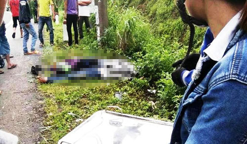 Lam Dong: 2 thanh nien chet bat thuong canh xe phan khoi lon