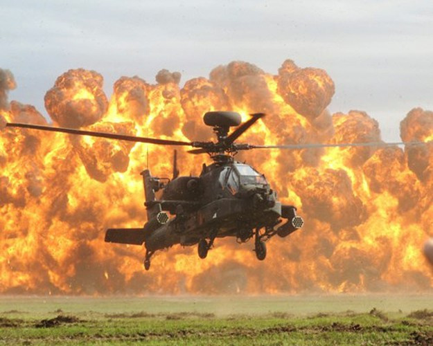 AH-64 Apache là máy bay trực thăng tấn công đa nhiệm vụ 2 động cơ, rotor chính với 4 cánh quạt, được thiết kế như một nền tảng yểm trợ hỏa lực từ trên không với độ ổn định cao.