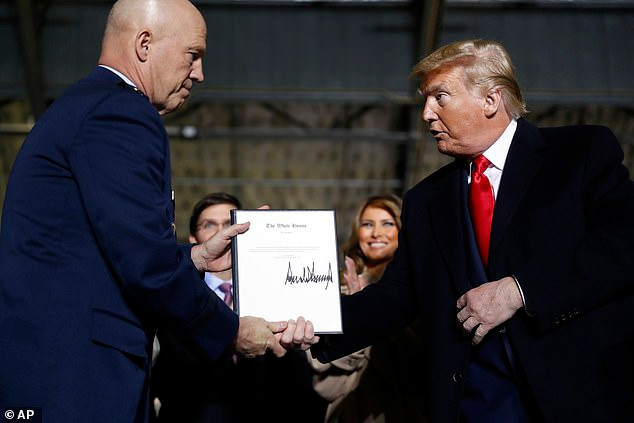 Đêm 20/12 (giờ Mỹ), Tổng thống Trump đã ký Đạo luật Ủy quyền quốc phòng (NDAA). Đáng chú ý nhất, Đạo luật Ủy quyền Quốc phòng 738 tỷ USD tạo ra lực lượng thứ sáu của Bộ Quốc phòng Mỹ - Lực lượng Không gian, cùng với với năm lực lượng hiện có là - Quân đội, Hải quân, Không quân, Thủy quân lục chiến và Cảnh sát biển.