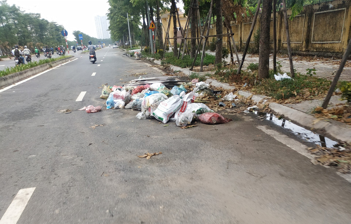 Bãi rác tự phát chiếm luôn cả lòng đường.